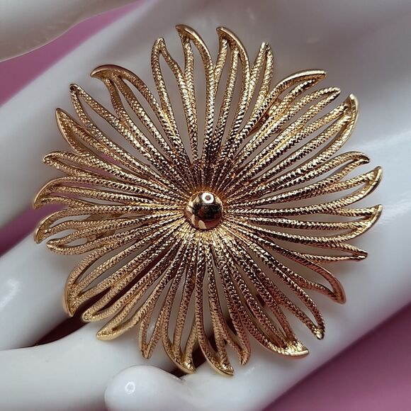 Vintage MONET Signed Gold Plated Flower Brooch Pin, 2 Inches, 1950s - Picture 3 of 10